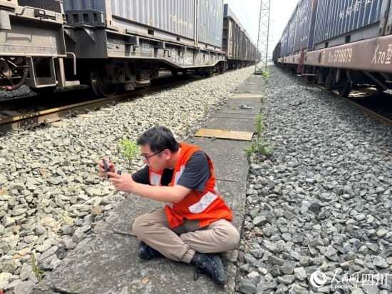記者在成都北編組站編組場拍攝。人民網(wǎng)記者 王紹紹攝