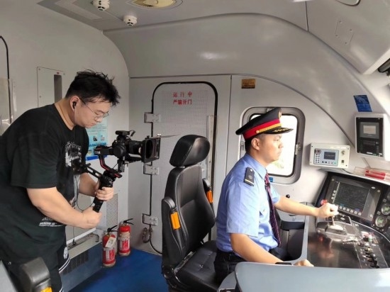 記者采訪中歐班列（成都）首發(fā)司機(jī)仲俊斕。成都機(jī)務(wù)段供圖