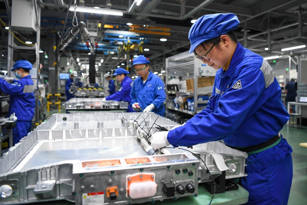 在位于江蘇常州溧陽的上汽時代動力電池系統(tǒng)有限公司，工人在車間進行電池生產(chǎn)（2023年2月16日攝）。常州市擁有鋰電池電芯及配套生產(chǎn)企業(yè)120余家，動力電池產(chǎn)業(yè)2022年實現(xiàn)產(chǎn)值超1700億元。新華社記者 李博 攝