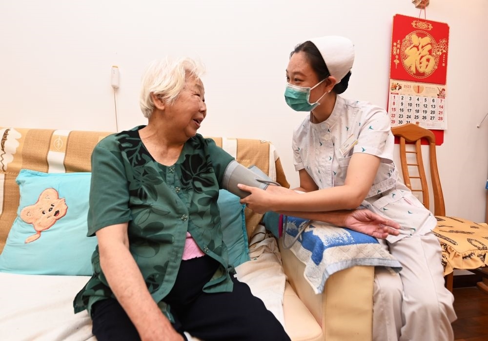 河北廊坊三河市燕達金色年華健康養(yǎng)護中心醫(yī)務人員為入住老人測量血壓（2023年7月20日攝）。新華社記者 朱旭東 攝