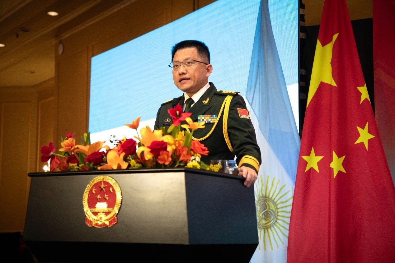 中國(guó)駐阿根廷大使館武官劉淼大校致辭。中國(guó)駐阿根廷大使館供圖