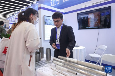 4月8日，參展商在2023中國中小企業(yè)發(fā)展大會(huì)“專精特新”中小企業(yè)展覽會(huì)上向觀眾介紹產(chǎn)品。新華社記者 龍雷 攝