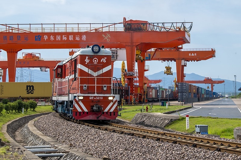 △2023年7月25日，在浙江省金華市華東國際聯(lián)運港，一輛“義新歐”中歐班列裝載著110個標箱日用百貨、家用電器、家裝材料等貨物，啟程駛向哈薩克斯坦。