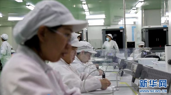 工人在大連達(dá)利凱普科技股份公司生產(chǎn)車間工作。新華網(wǎng)發(fā)