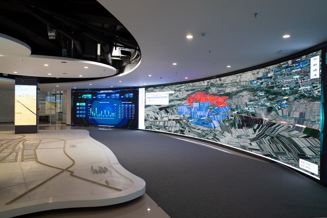 黑龍江省慶安縣數(shù)字農(nóng)業(yè)指揮中心平臺上展示的黑土地情況（4月26日攝）。新華社記者 張濤 攝