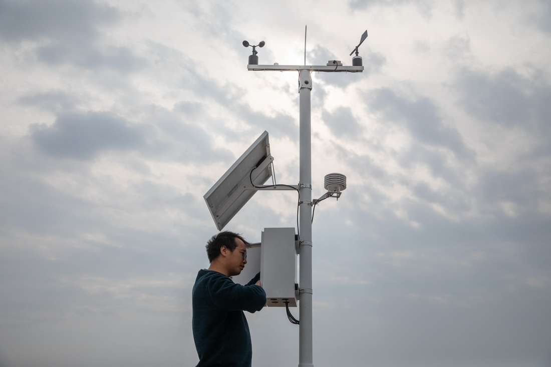 在北大荒集團閆家崗農(nóng)場有限公司農(nóng)業(yè)現(xiàn)代化示范區(qū)，工作人員在調(diào)試氣象設(shè)備（4月27日攝）。新華社記者 張濤 攝