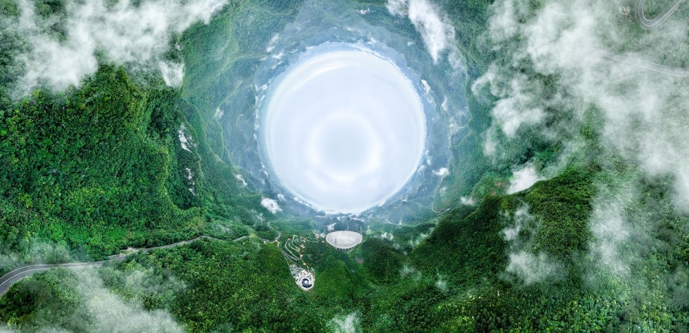 6月22日拍攝的“中國(guó)天眼”全景（維護(hù)保養(yǎng)期間拍攝，無(wú)人機(jī)全景拼接照片）。新華社記者 歐東衢 攝