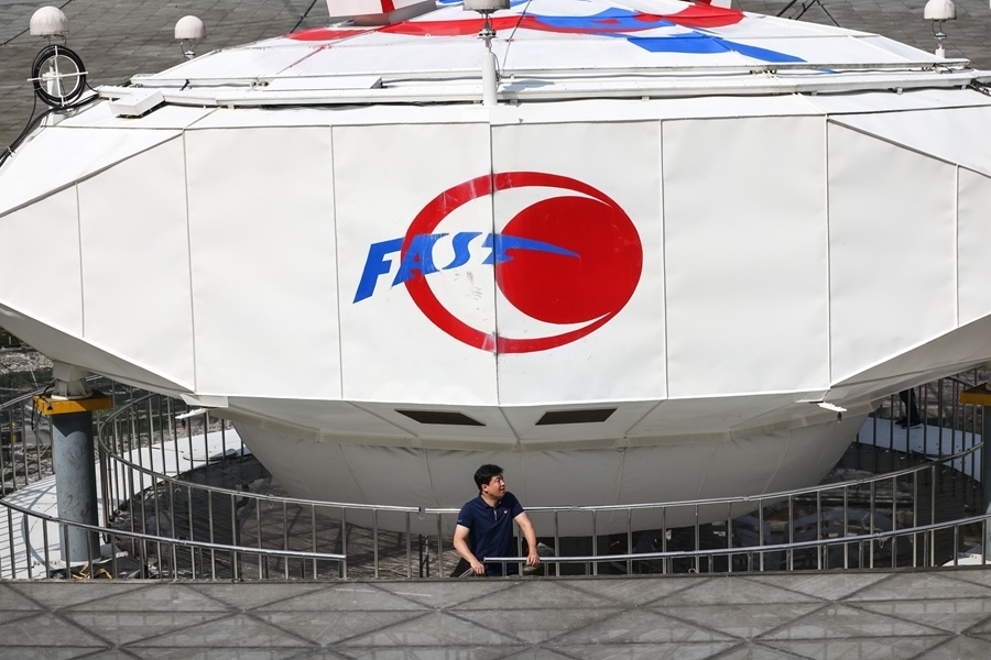 2022年8月25日，F(xiàn)AST運(yùn)行和發(fā)展中心常務(wù)副主任、總工程師姜鵬在饋源艙前（維護(hù)保養(yǎng)期間拍攝）。新華社記者 歐東衢 攝