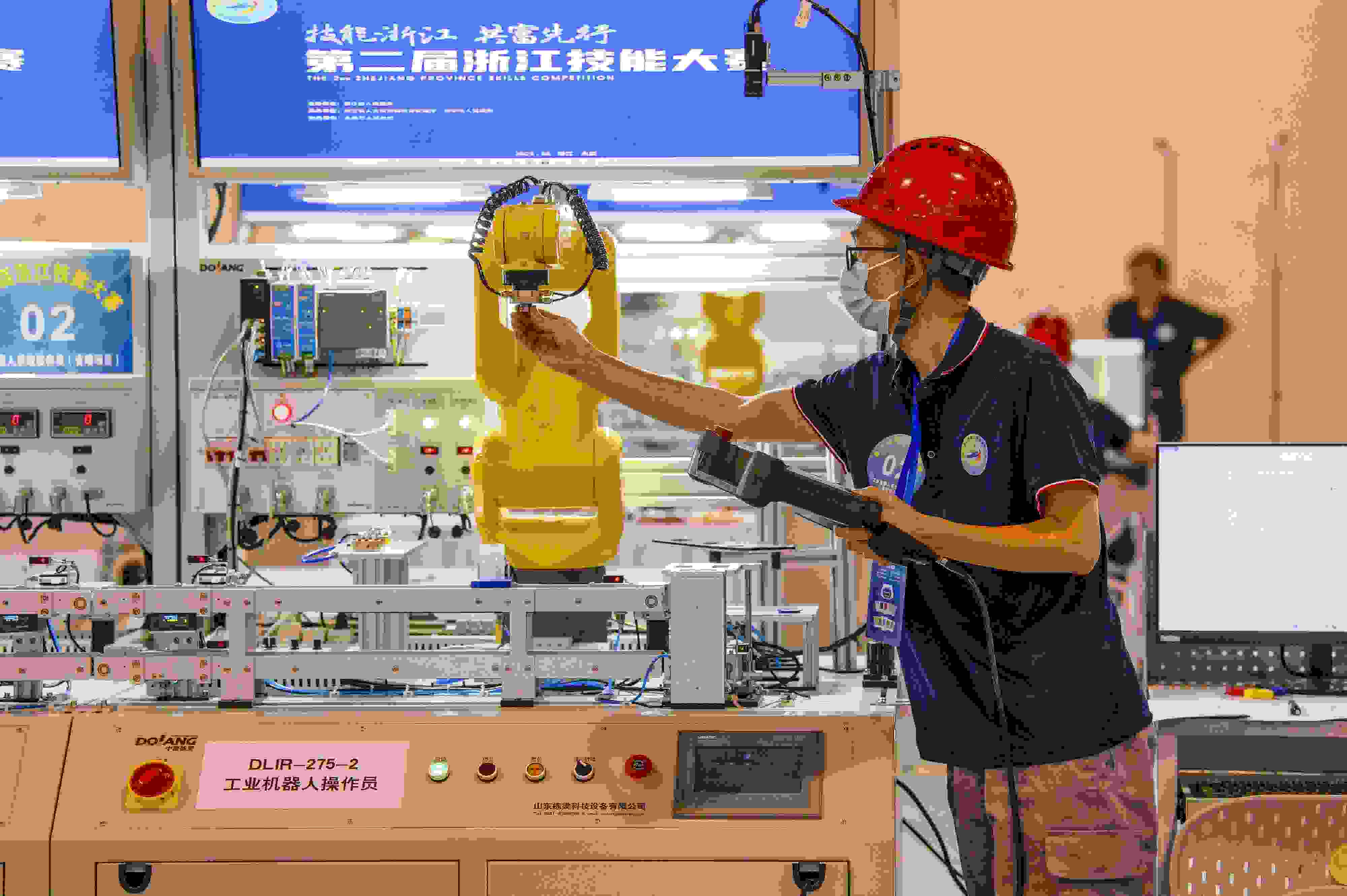 2023年6月19日，第二屆浙江技能大賽在永康市國際會展中心舉行。參賽選手在進(jìn)行工業(yè)機器人系統(tǒng)操作員項目比賽。