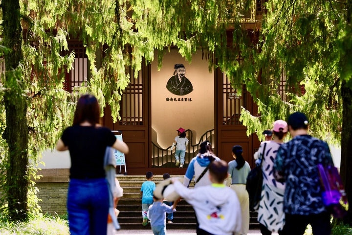 游客參觀位于福建武夷山朱熹園的武夷精舍（2022年6月6日攝）。新華社記者 姜克紅 攝