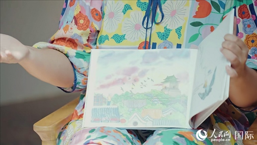 柳芭向人民網(wǎng)記者展示自己的作品。人民網(wǎng) 張若涵攝
