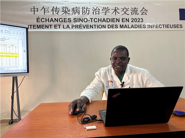 圖為中乍友誼醫(yī)院兒科護(hù)士長穆罕默德·阿米勒·阿里授課。中國援乍得醫(yī)療隊供圖