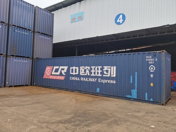 即將以“中老鐵路+中歐班列”模式過境運(yùn)輸?shù)募b箱。朱益孝攝