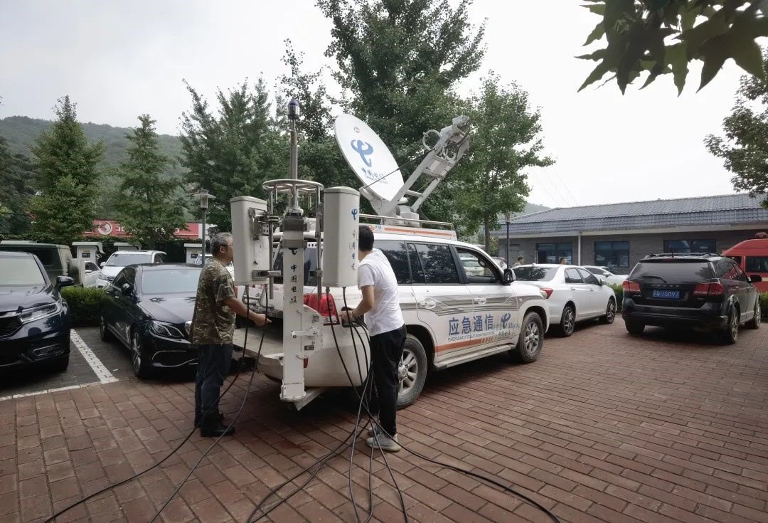 工作人員正在進行通信搶修。 受訪者供圖
