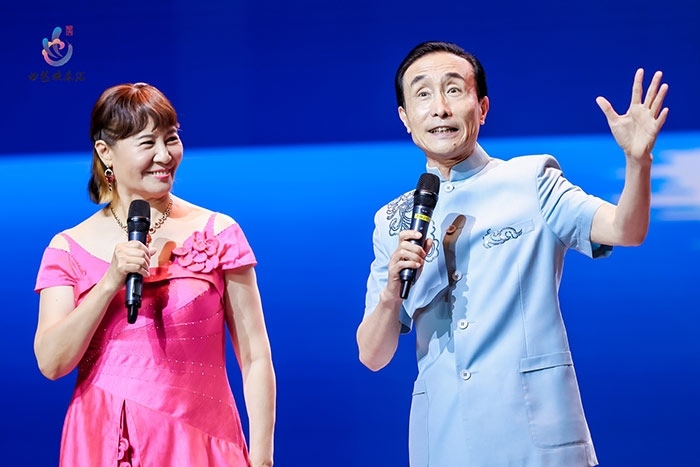 小品表演藝術(shù)家鞏漢林、金珠在演出現(xiàn)場。主辦方供圖