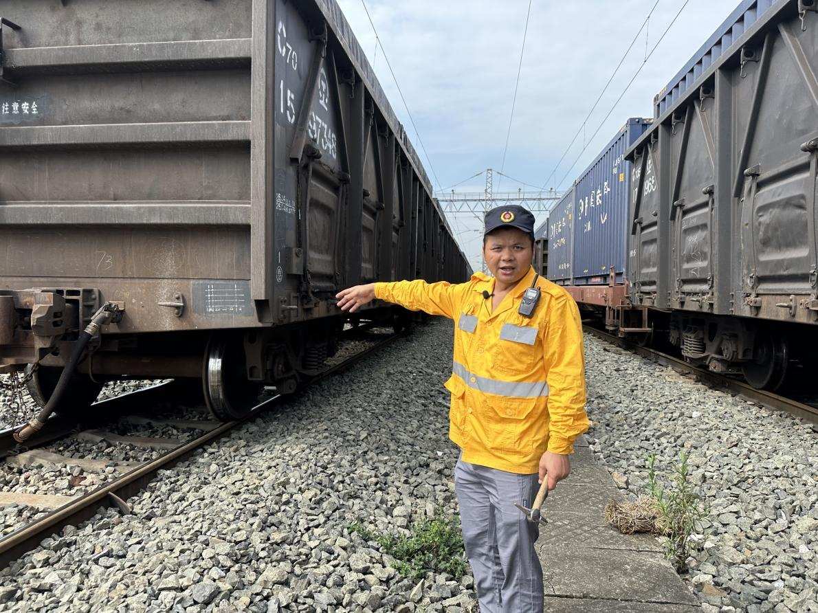 劉偉在向記者介紹檢車注意事項(xiàng)。人民網(wǎng) 王紹紹攝