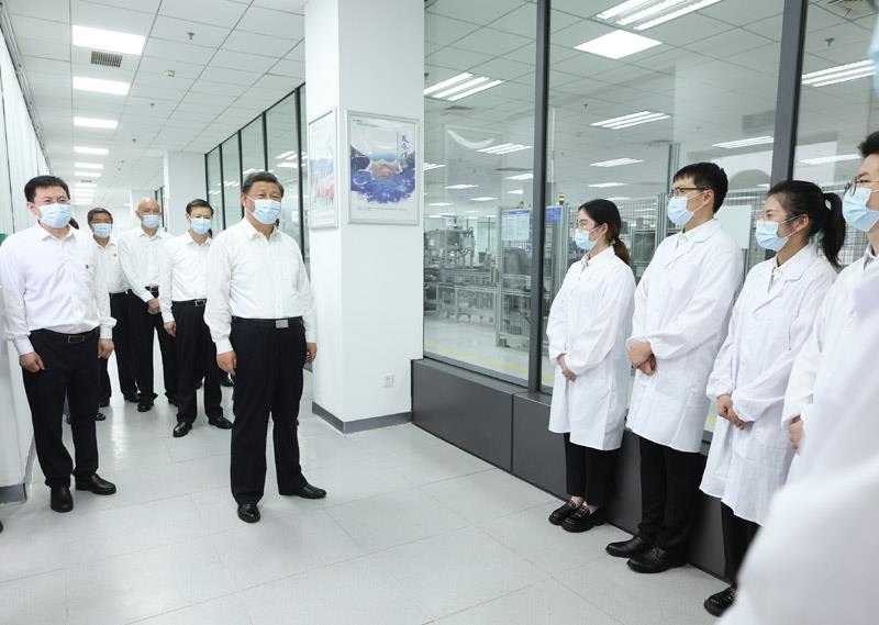 2023年7月6日，習(xí)近平總書記在江蘇南京市考察南瑞集團(tuán)有限公司，同年輕研發(fā)人員親切交流。