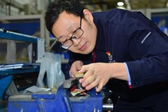 工作中的方文墨。航空工業(yè)沈飛供圖