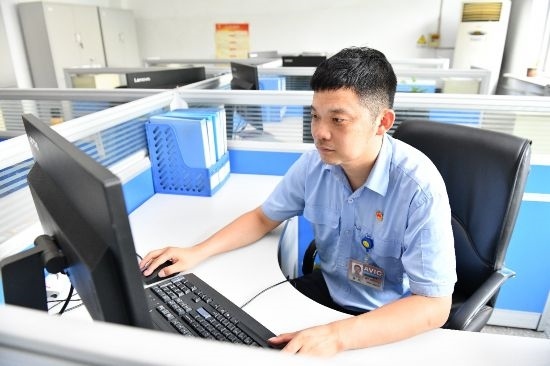 工作中的康凱。航空工業(yè)沈飛供圖