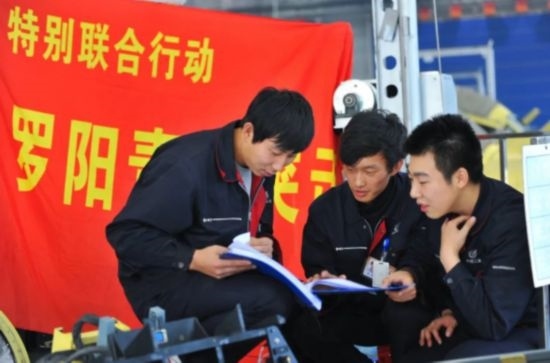在工作中的“羅陽(yáng)青年突擊隊(duì)”隊(duì)員。航空工業(yè)沈飛供圖