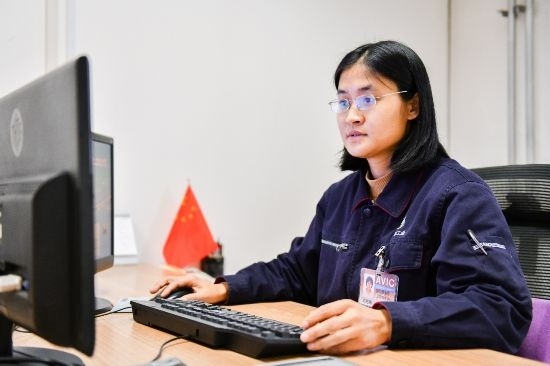 工作中的劉艷梅。航空工業(yè)沈飛供圖