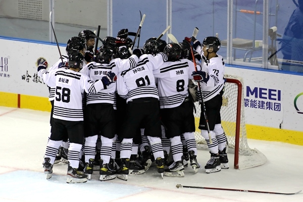 內(nèi)蒙古隊(duì)球員慶祝比賽勝利。人民網(wǎng)記者 胡雪蓉?cái)z