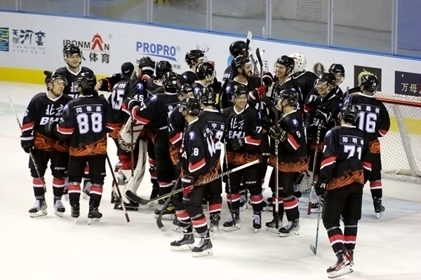 北京隊(duì)?wèi)c祝奪冠。人民網(wǎng)記者 胡雪蓉?cái)z