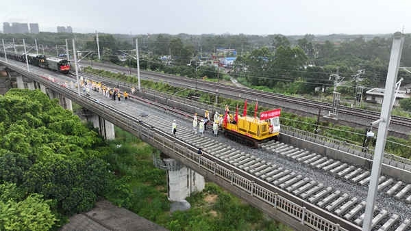防東鐵路鋪軌現(xiàn)場航拍。
