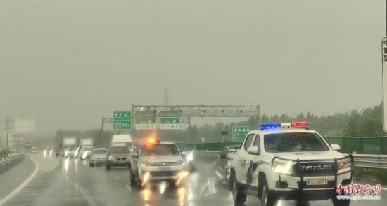 8月2日，京港澳高速，高速交警涿州大隊(duì)警車帶道引導(dǎo)救援物資車隊(duì)進(jìn)入涿州災(zāi)區(qū)。