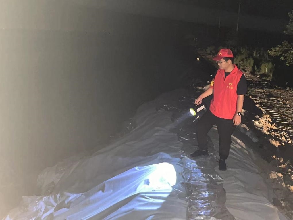 太平鎮(zhèn)干部晚上巡查南小埝。（采訪對象供圖）