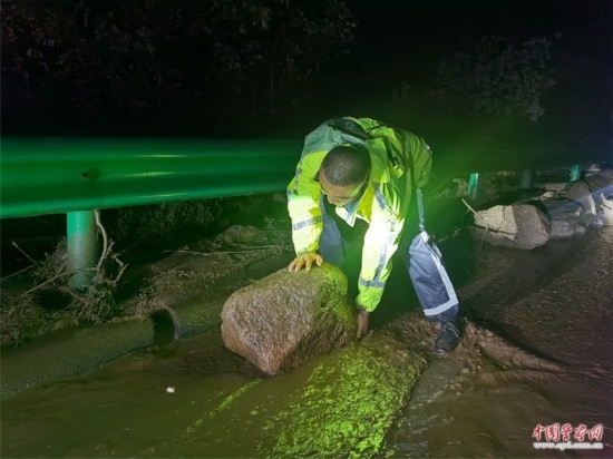 7月31日，張涿高速，高速交警涿鹿大隊(duì)民警清理山體滑坡路面落石。