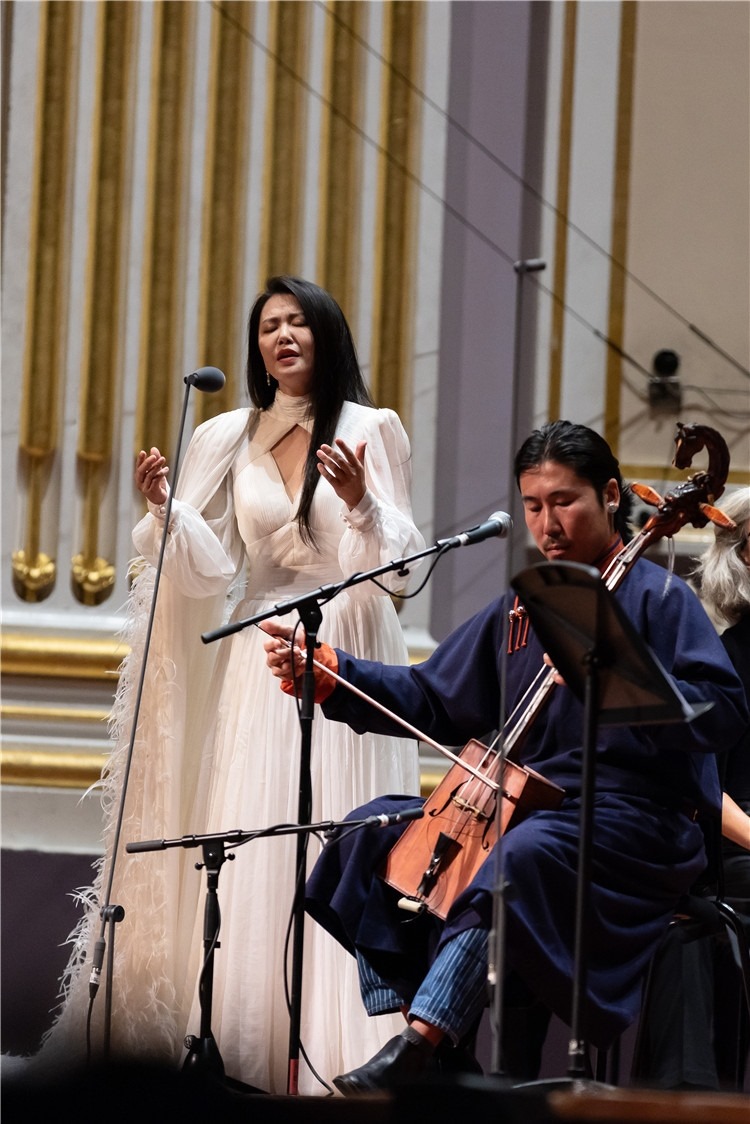 圖片說明： 8月5日，2023愛丁堡國際藝術(shù)節(jié)開幕式音樂會《慈悲頌》的演出現(xiàn)場。藝術(shù)節(jié)組委會供圖