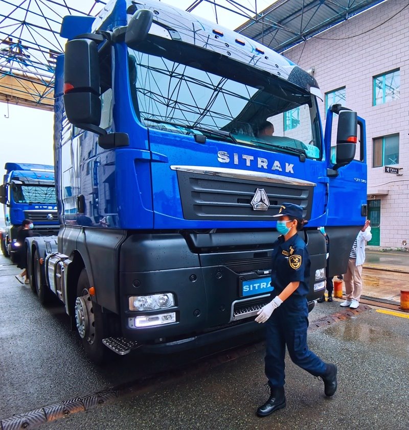 關(guān)員正在對(duì)出口車輛進(jìn)行登臨檢查。人民網(wǎng)記者 栗翹楚攝