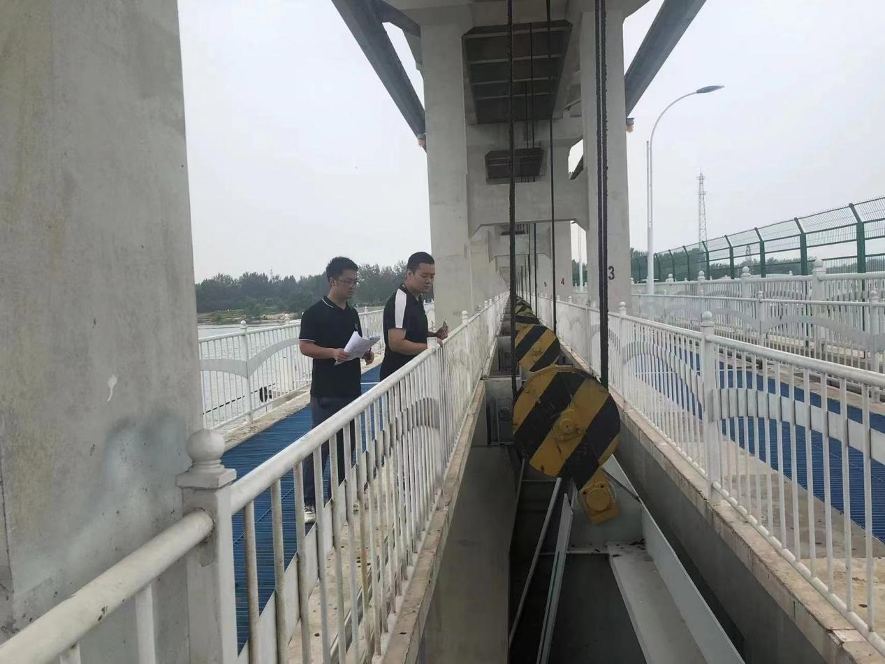 海委海河下游管理局獨(dú)流減河進(jìn)洪閘管理處工作人員檢查水閘閘門啟閉機(jī)。受訪者供圖