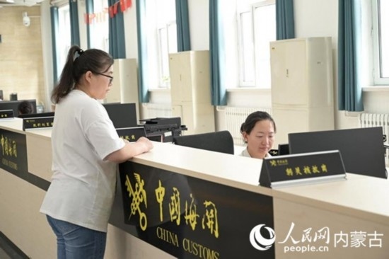 代理報關企業(yè)正在滿洲里車站海關綜合服務大廳辦理業(yè)務。人民網 寇雅楠攝