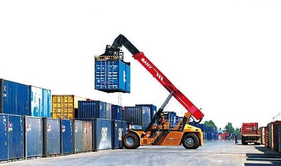 石家莊國(guó)際陸港內(nèi)整裝待發(fā)的集裝箱。 石家莊國(guó)際陸港供圖