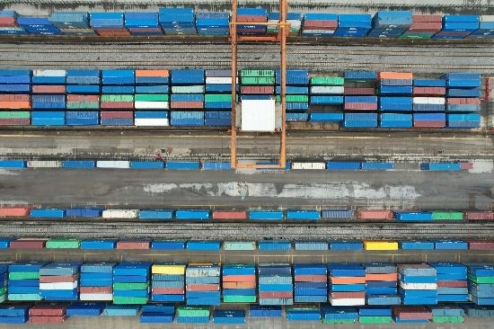 在廣州東部公鐵聯(lián)運(yùn)樞紐（增城西站），工作人員在進(jìn)行集裝箱轉(zhuǎn)運(yùn)工作。廣州交通投資集團(tuán)有限公司供圖