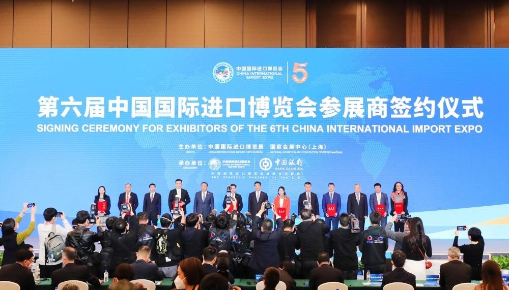 2022年11月6日，2022年中國國際進口博覽會參展商聯(lián)盟大會在上海舉行。這是在大會期間進行的第六屆進博會參展商簽約儀式。新華社記者 方喆 攝