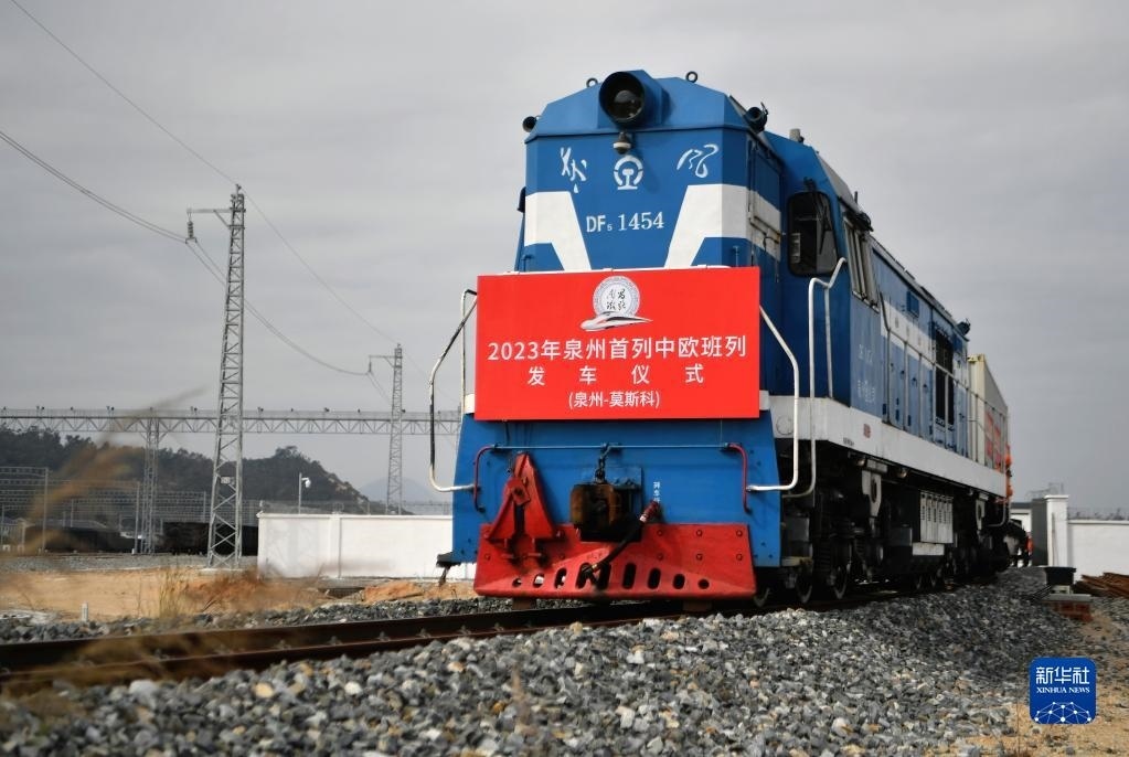 2月3日，中歐班列駛出興泉鐵路黃塘站。當(dāng)日，滿載著55個(gè)集裝箱的中歐班列，從位于福建泉州惠安縣的興泉鐵路黃塘站駛出。這是泉州今年開(kāi)出的首趟中歐班列，也是興泉鐵路開(kāi)通后的首趟泉州中歐班列。據(jù)了解，此次班列裝載產(chǎn)品主要來(lái)自泉州進(jìn)出口企業(yè)，貨重601.4噸，貨值約262.5萬(wàn)美元。新華社記者 魏培全 攝