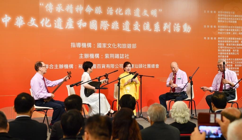 2022年11月23日，演員在“傳承精神命脈 活化非遺文明”中華文化遺產(chǎn)和國(guó)際非遺交流系列活動(dòng)開(kāi)幕式上表演非遺項(xiàng)目南音《滿空飛》。新華社記者 陳鐸 攝