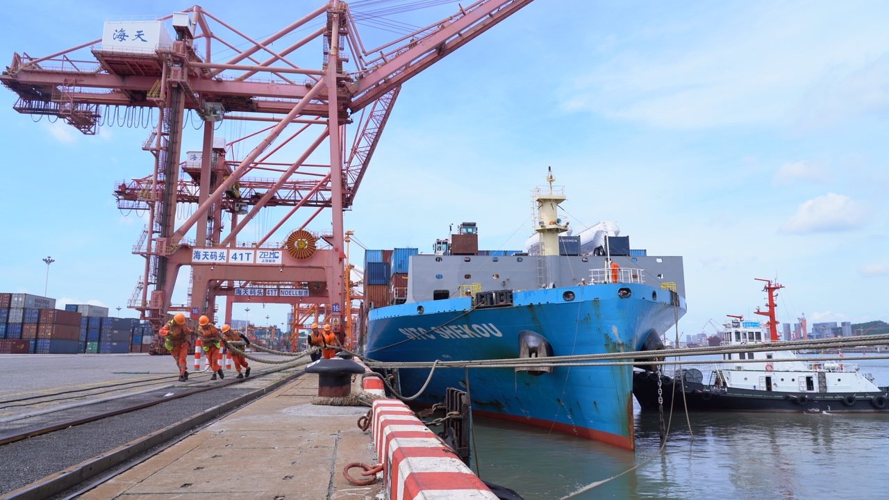 7月22日上午，“絲路海運”電商快線“海豐蛇口”輪?？繌B門海天碼頭12號泊位裝卸集裝箱貨物。人民網(wǎng)記者 蘭志飛攝