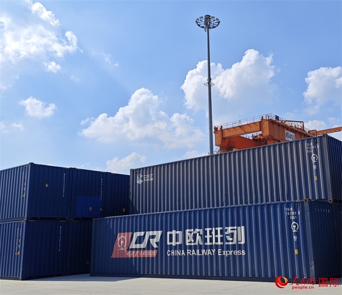 8月3日，中歐班列（中豫號）集裝箱在鄭州車站海關等候查驗。人民網(wǎng) 崔譯戈攝