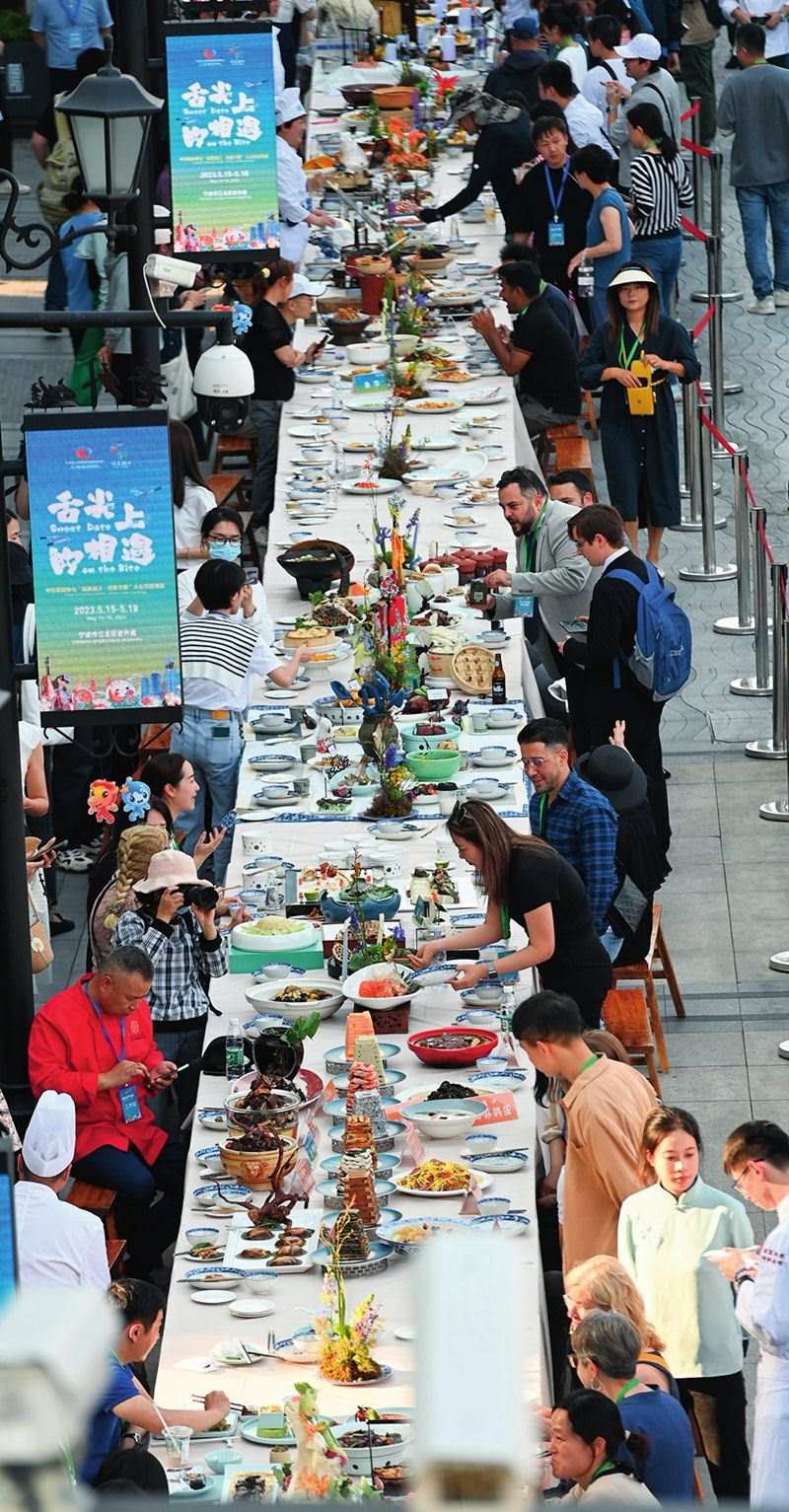 市民和游客在寧波舉辦的第三屆中國—中東歐國家博覽會暨國際消費品博覽會上品嘗融合中國和中東歐美食的長桌宴（2023年5月15日攝）。黃宗治攝/本刊