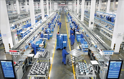 在位于浙江省臺州市的杰克科技股份有限公司，工作人員在裝配車間裝配縫紉機（2023年3月23日攝）。翁忻旸攝/本刊