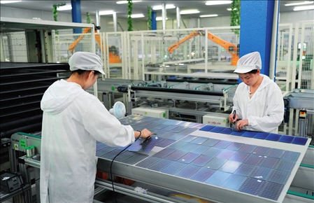 在浙江省臺州市黃巖區(qū)省級專精特新“小巨人”企業(yè)浙江公元新能源科技股份有限公司，工作人員生產(chǎn)太陽能電池組（2023年8月9日攝）。翁忻旸攝/本刊
