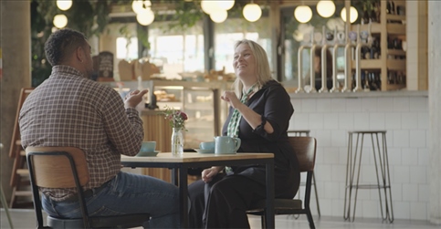 凱茜·瑪格與手語教學者交流。帕特里克·謝德-西蒙茲攝