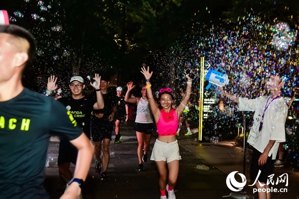 運(yùn)動(dòng)愛好者參加上海外灘楓徑NIKE熒光跑。圖片由BFC外灘金融中心提供