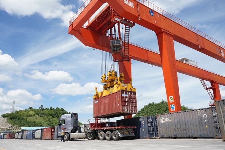 在貴陽國際陸港，正在作業(yè)的龍門吊。貴陽綜保區(qū)供圖