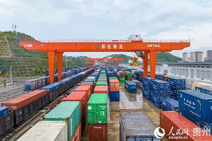 裝滿貨物的集裝箱整齊排列在貴陽國際陸港。人民網(wǎng)記者 涂敏攝