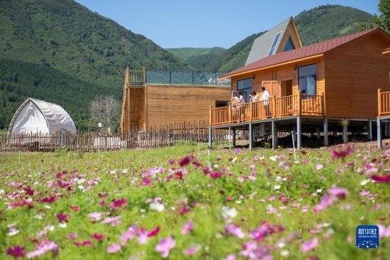 8月12日，游客在寧夏固原市涇源縣大灣鄉(xiāng)楊嶺村的民宿聊天。新華社記者 李旭倫 攝